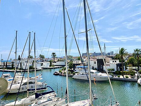 Precioso apartamento con vistas al canal en venta en Empuriabrava