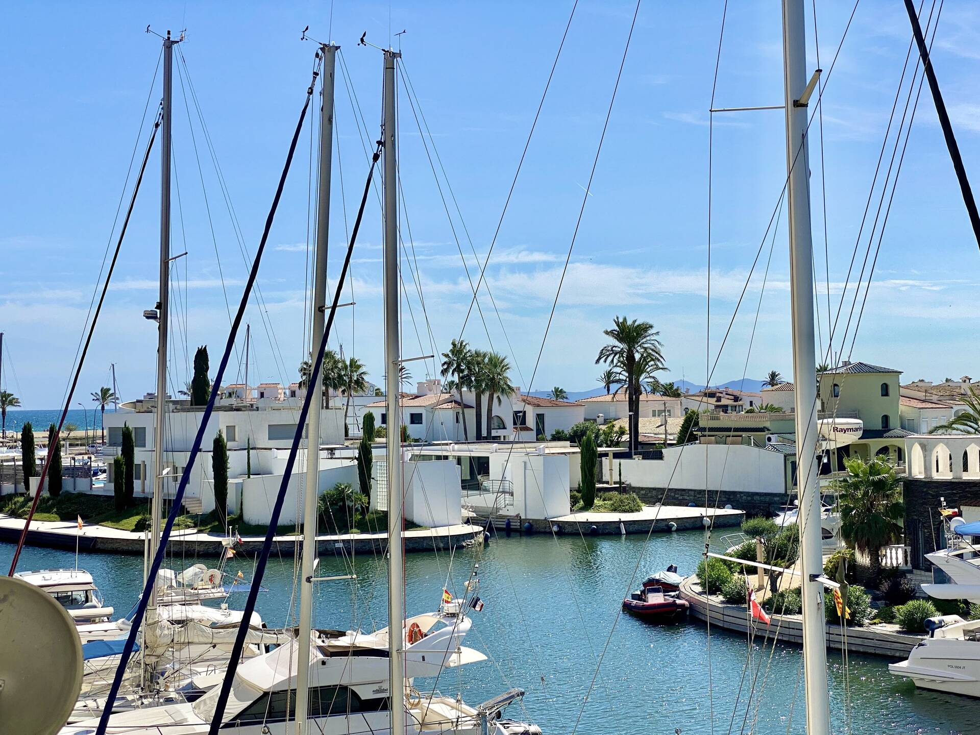 Precioso apartamento con vistas al canal en venta en Empuriabrava