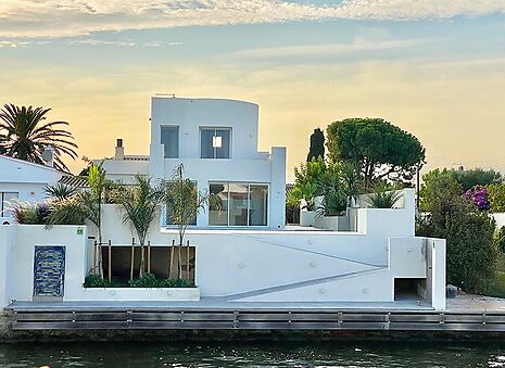 Villa on a wide canal for sale in Empuriabrava