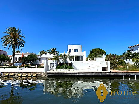 Casa reformada en un canal ancho en Empuriabrava