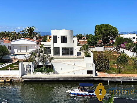 Casa reformada en un canal ancho en Empuriabrava