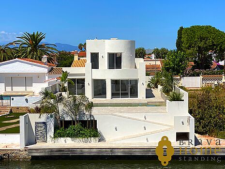 Casa reformada en un canal ancho en Empuriabrava