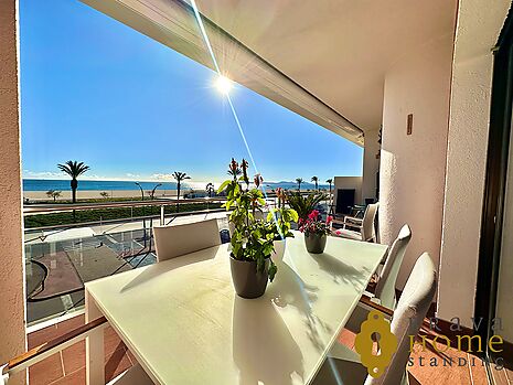 Fantastico apartamento en 1era linea de mar, en venta en Empuriabrava