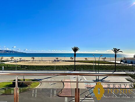 Fantastische Wohnung in erster Meereslinie zum Verkauf in Empuriabrava