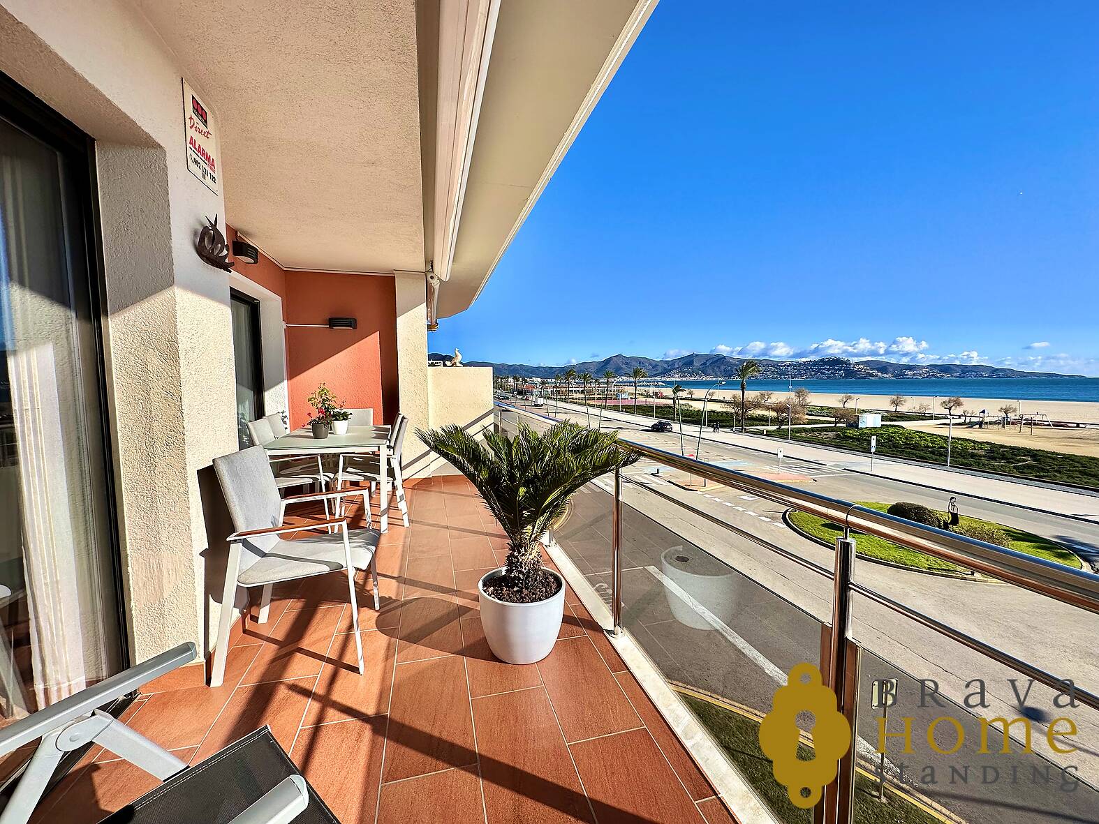 Fantastic apartment in 1st line of the sea, for sale in Empuriabrava