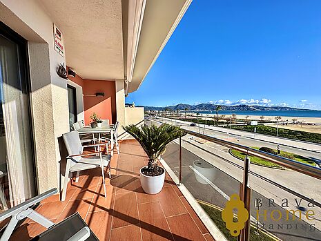 Fantastic apartment in 1st line of the sea, for sale in Empuriabrava