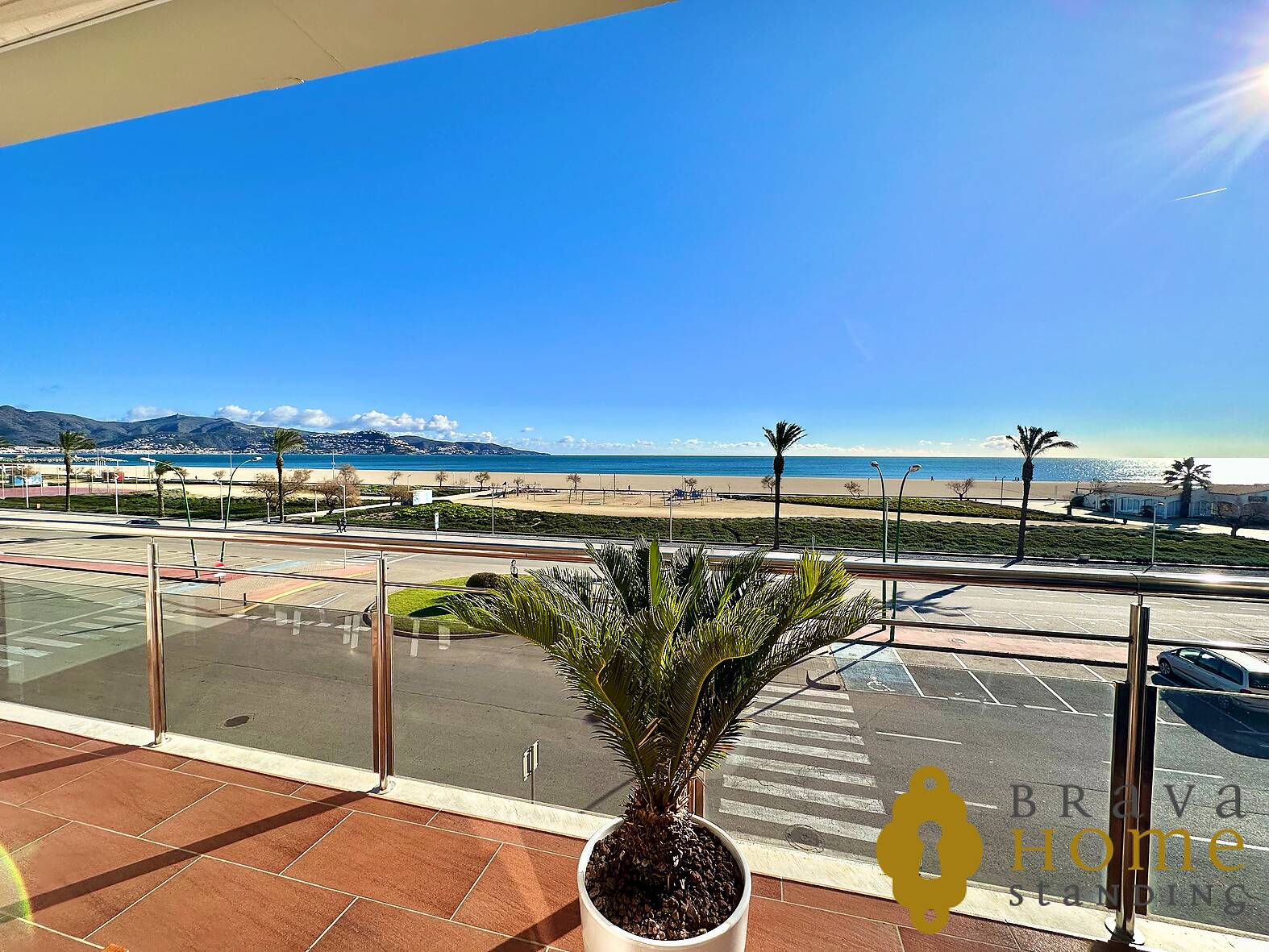 Fantastico apartamento en 1era linea de mar, en venta en Empuriabrava