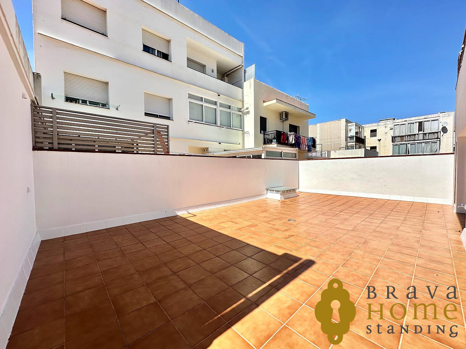 Nice apartment with two garages for sale in the center of Rosas