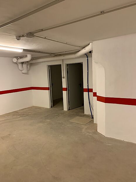 DOUBLE PARKING ET CAVES DANS LE CENTRE DE ROSAS