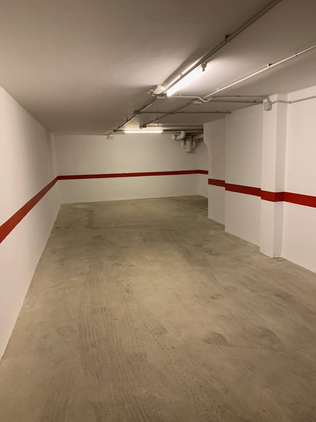 DOUBLE PARKING ET CAVES DANS LE CENTRE DE ROSAS