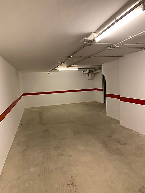 DOUBLE PARKING ET CAVES DANS LE CENTRE DE ROSAS