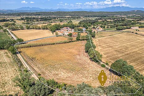 COUNTRY HOUSE WITH PLOT OF 2.14 HECTARES IN PERALADA, COSTA BRAVA