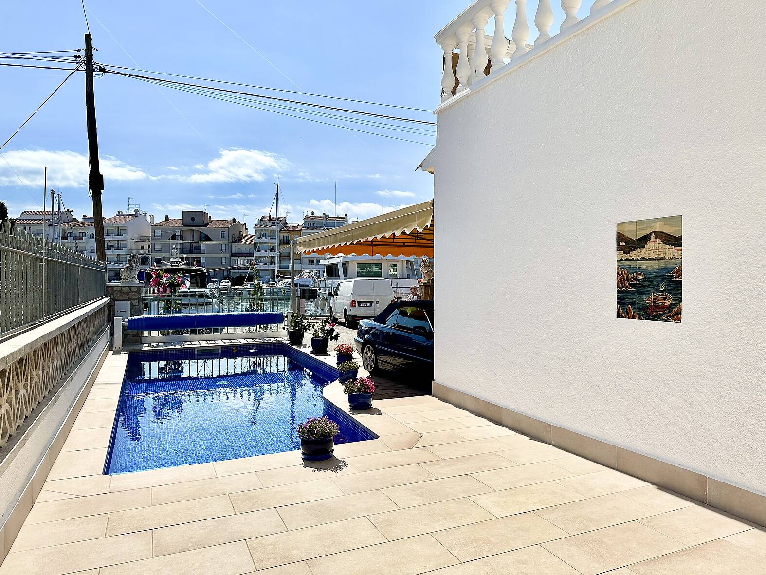 Magnificent house with mooring before the bridges in Empuriabrava.