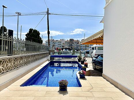 Magnífica casa con amarre antes de los puentes en Empuriabrava