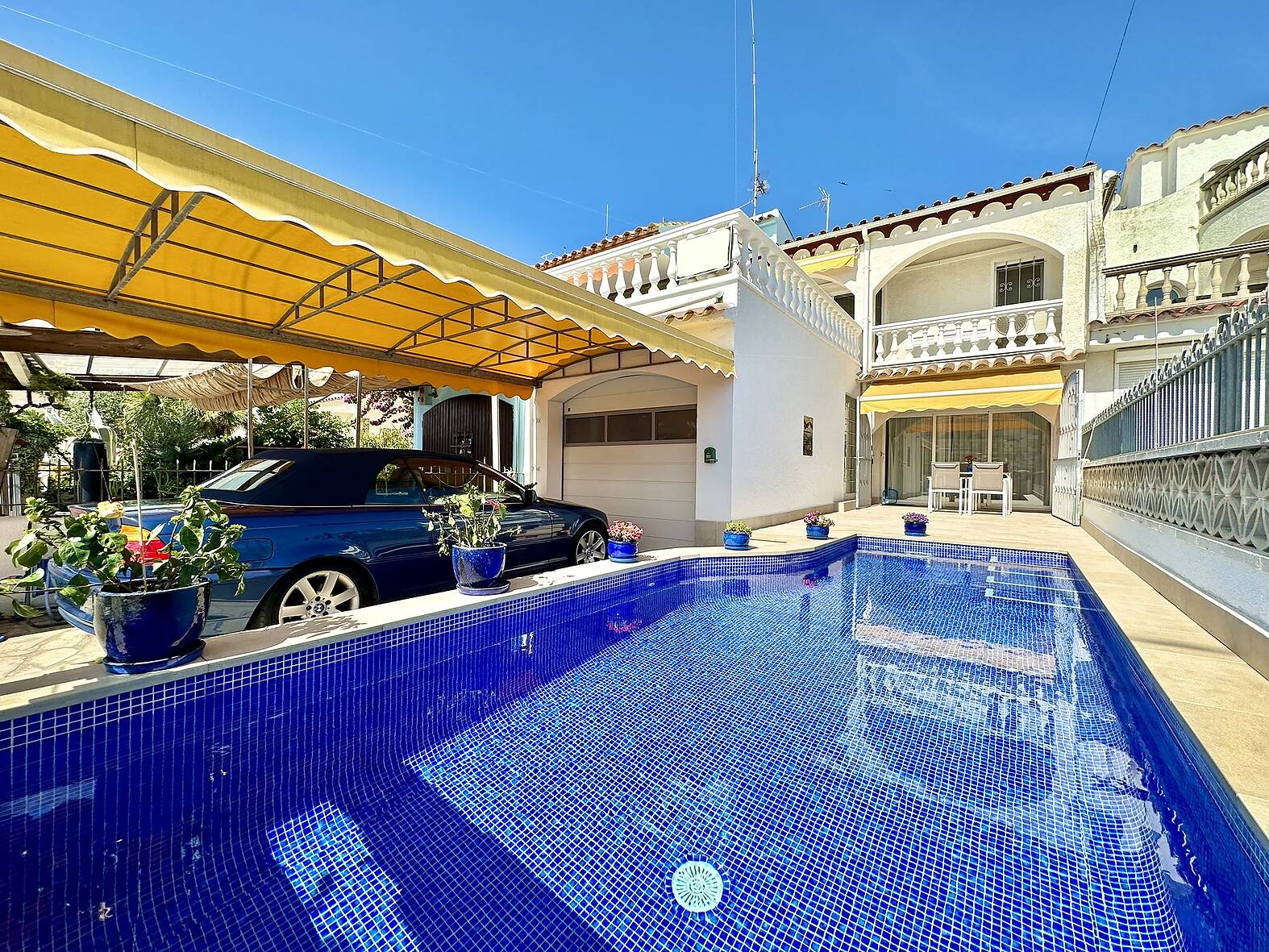 Magnificent house with mooring before the bridges in Empuriabrava.