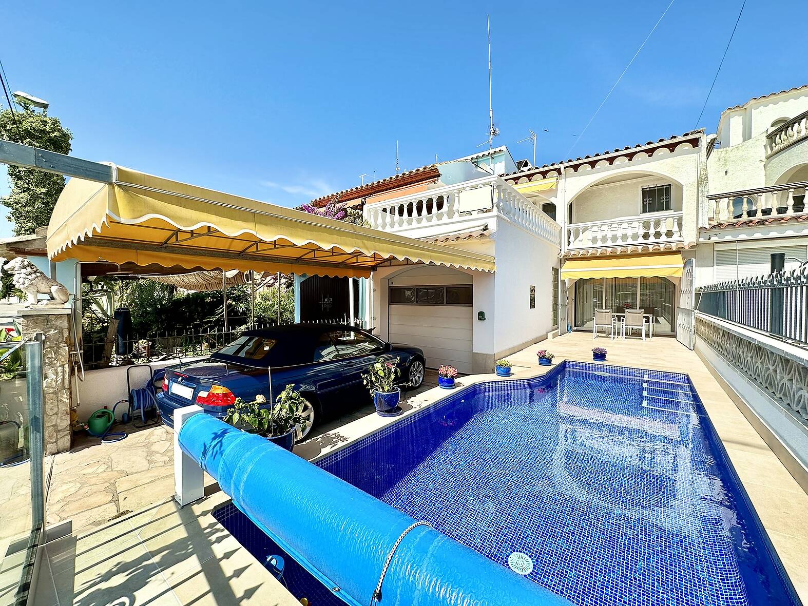 Magnificent house with mooring before the bridges in Empuriabrava.