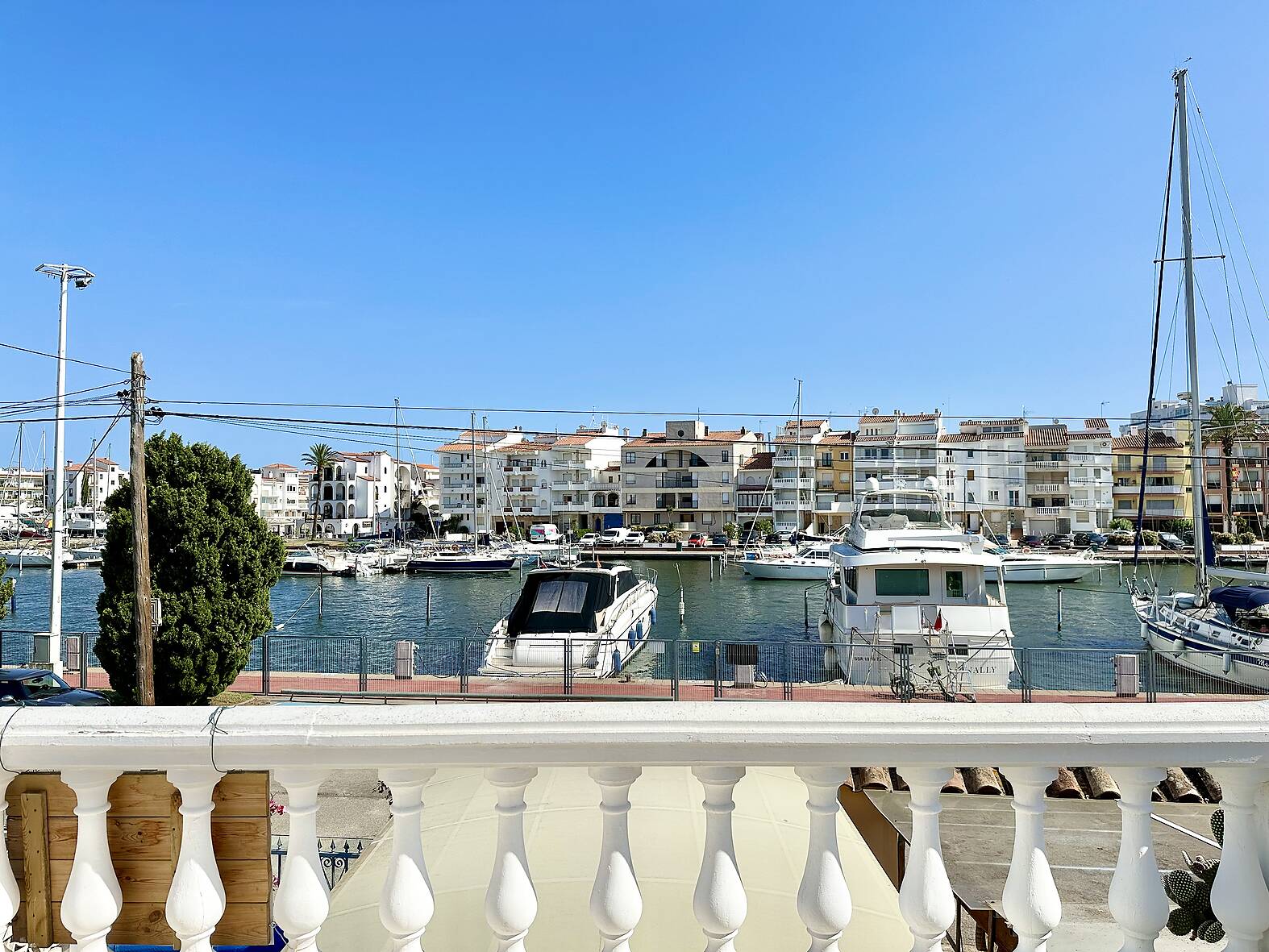 Magnificent house with mooring before the bridges in Empuriabrava.