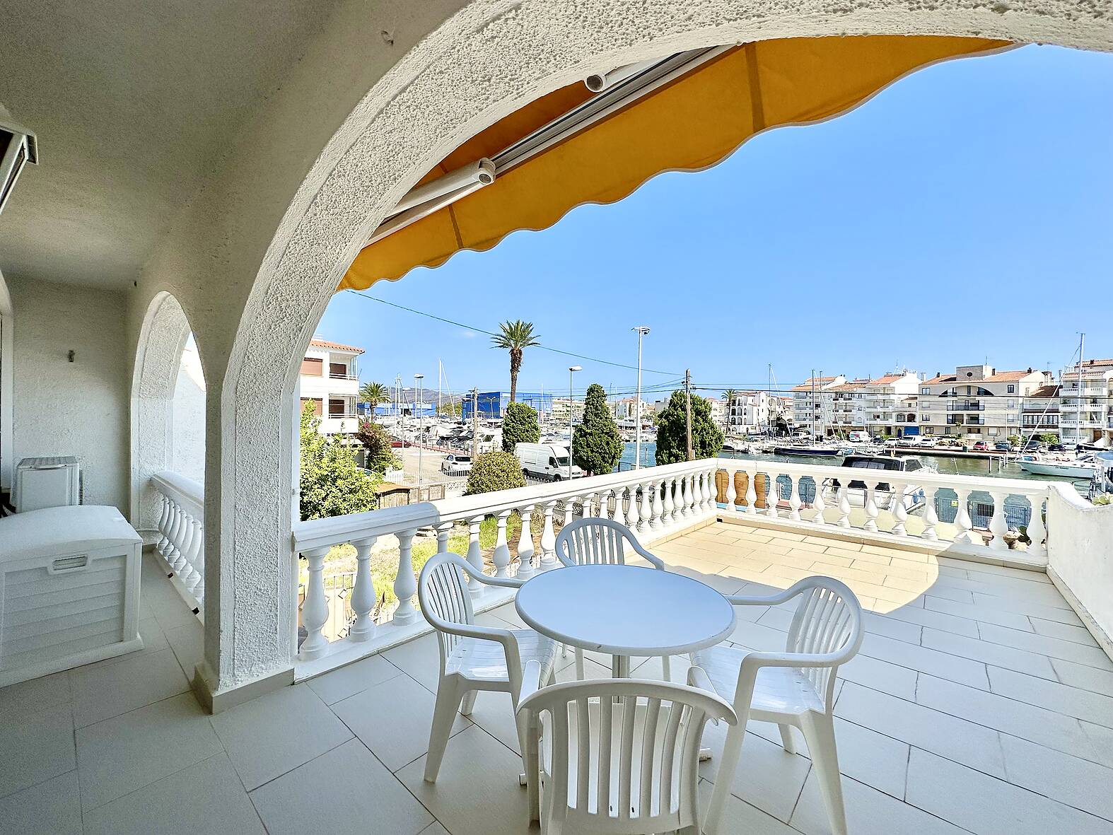 Magnificent house with mooring before the bridges in Empuriabrava.