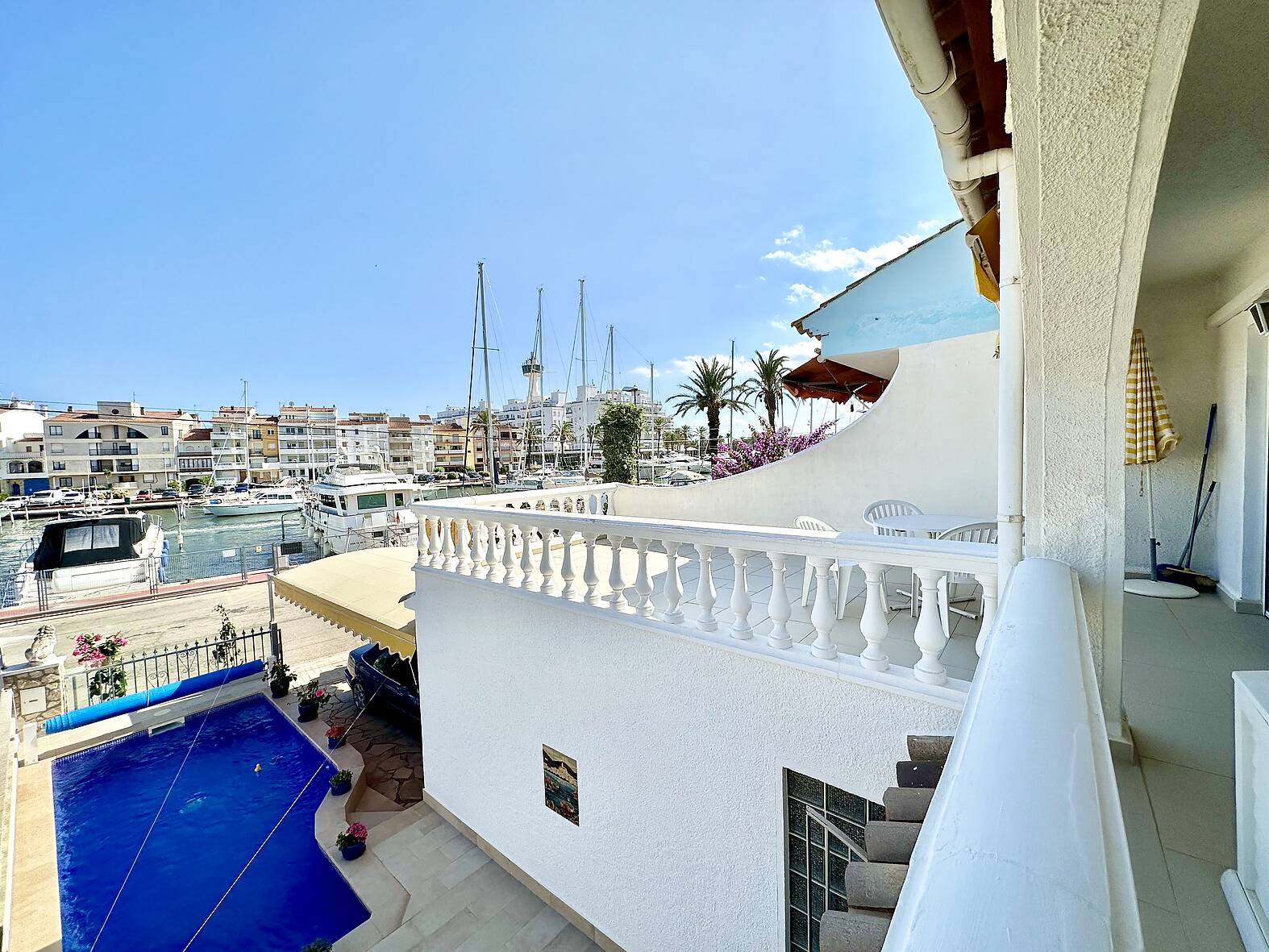 Magnificent house with mooring before the bridges in Empuriabrava.