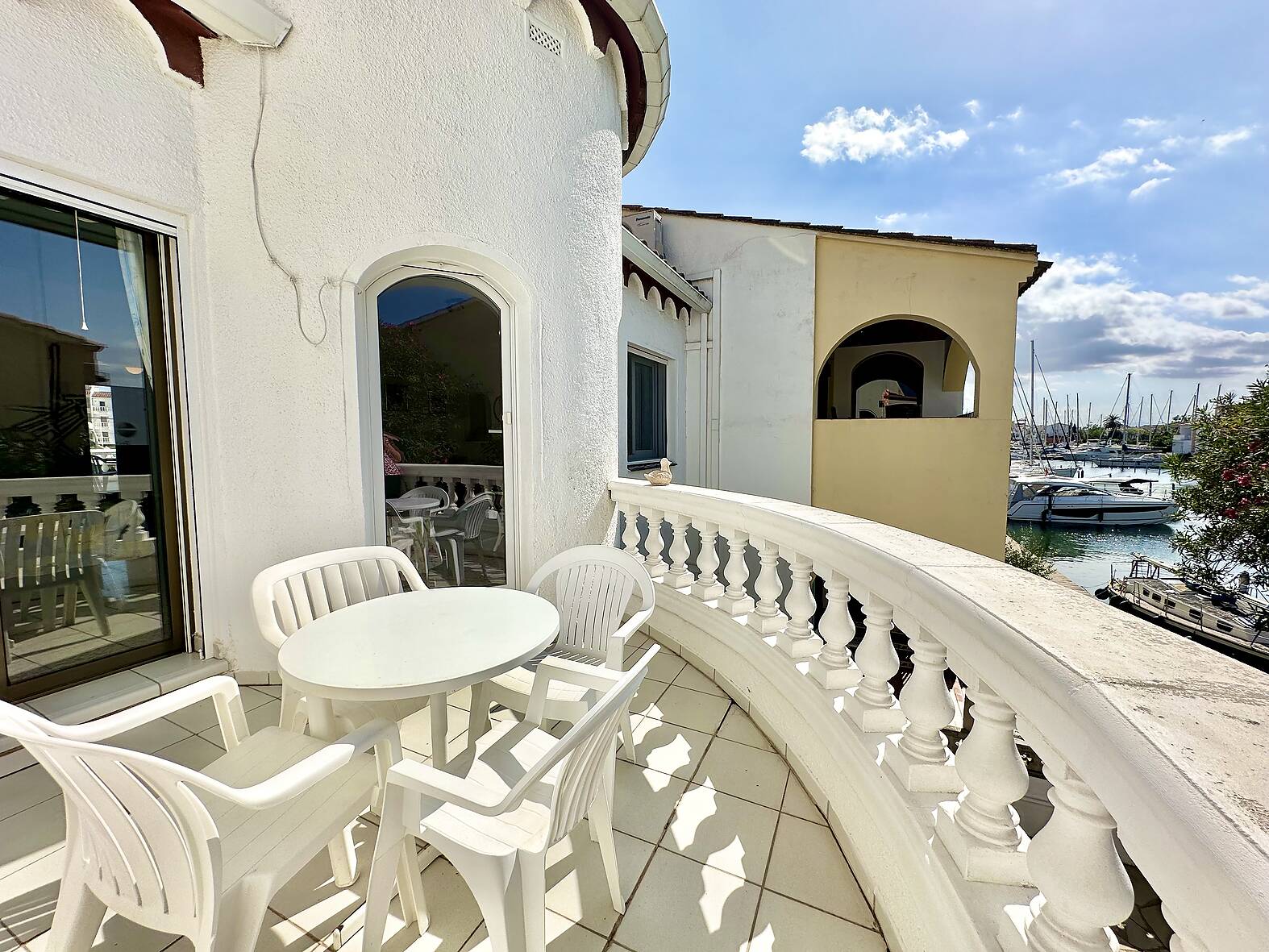 Magnificent house with mooring before the bridges in Empuriabrava.