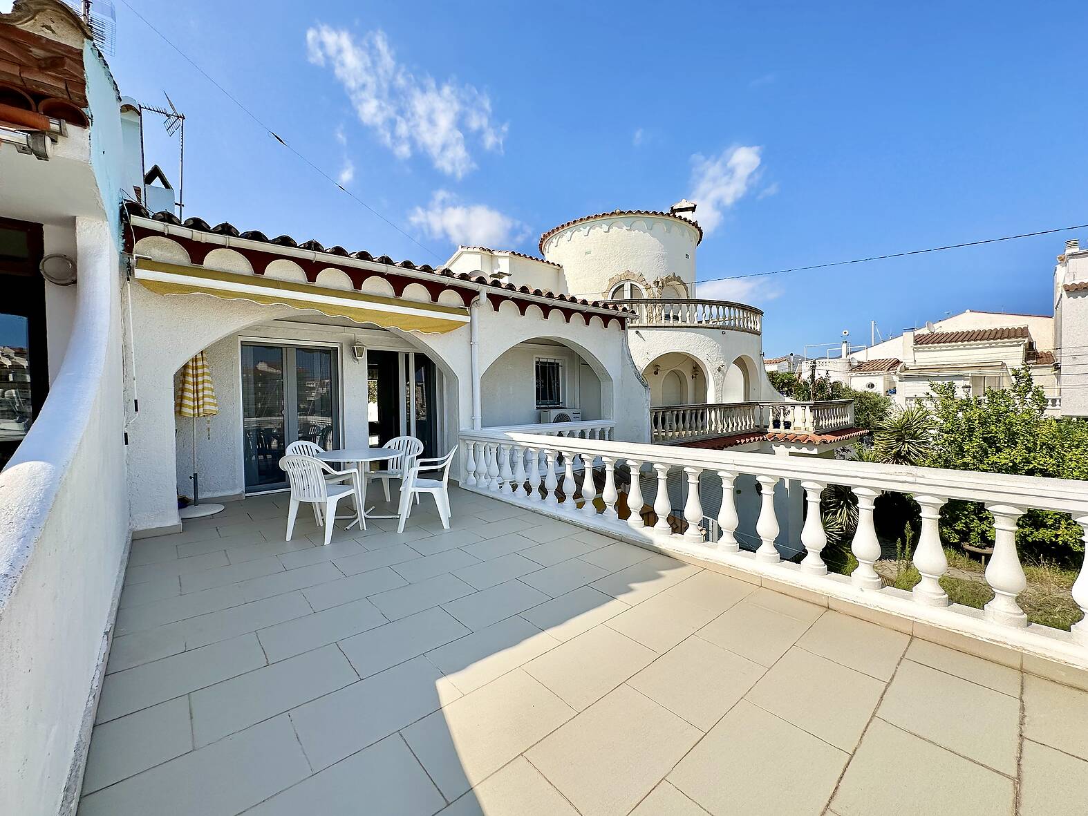 Magnificent house with mooring before the bridges in Empuriabrava.