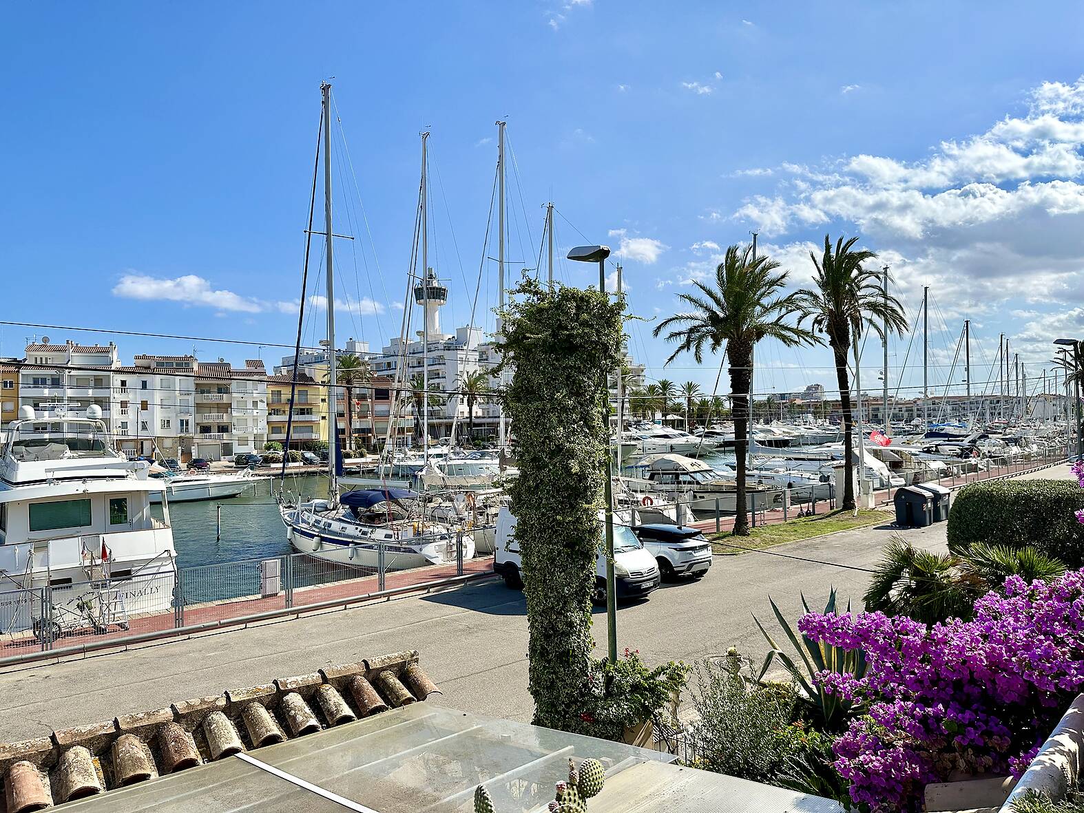 Magnificent house with mooring before the bridges in Empuriabrava.