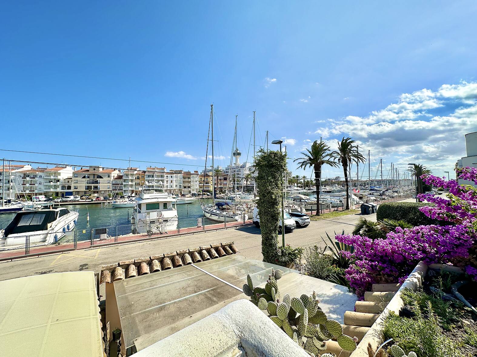 Magnificent house with mooring before the bridges in Empuriabrava.