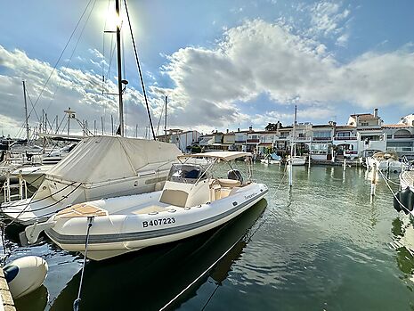 Magnificent house with mooring before the bridges in Empuriabrava.