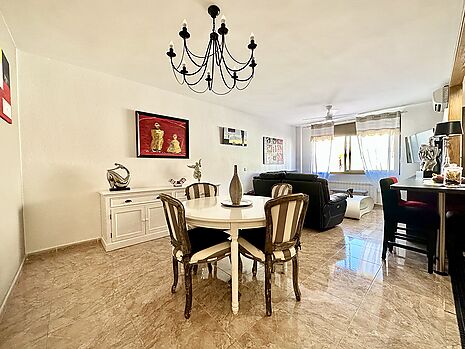 Magnificent apartment with swimming pool for sale in the center of Roses