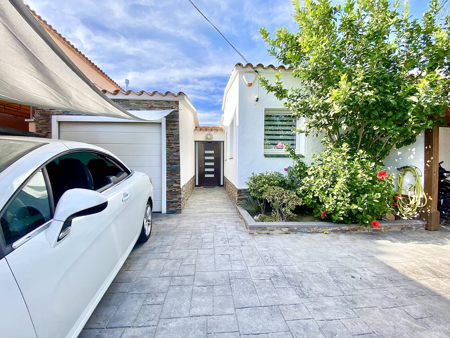 Magnífica casa de una sola planta con piscina y amarre en venta en Empuriabrava