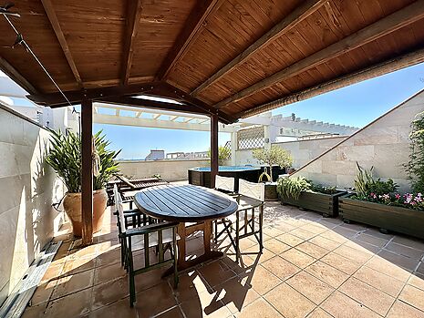 Penthouse apartment with jacuzzi &amp; pool, for sale in Rosas - Santa Margarita