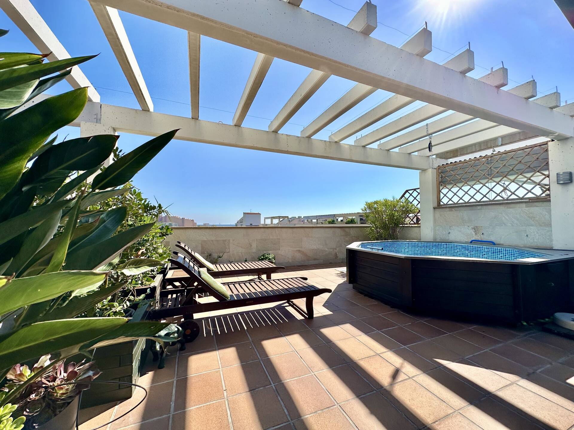 Penthouse apartment with jacuzzi & pool, for sale in Rosas - Santa Margarita