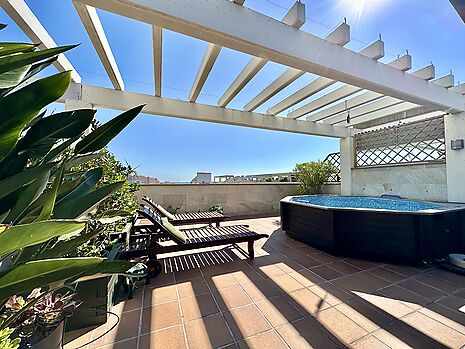 Penthouse apartment with jacuzzi &amp; pool, for sale in Rosas - Santa Margarita