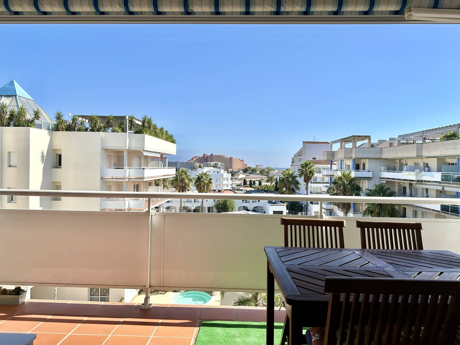 Penthouse apartment with jacuzzi &amp; pool, for sale in Rosas - Santa Margarita