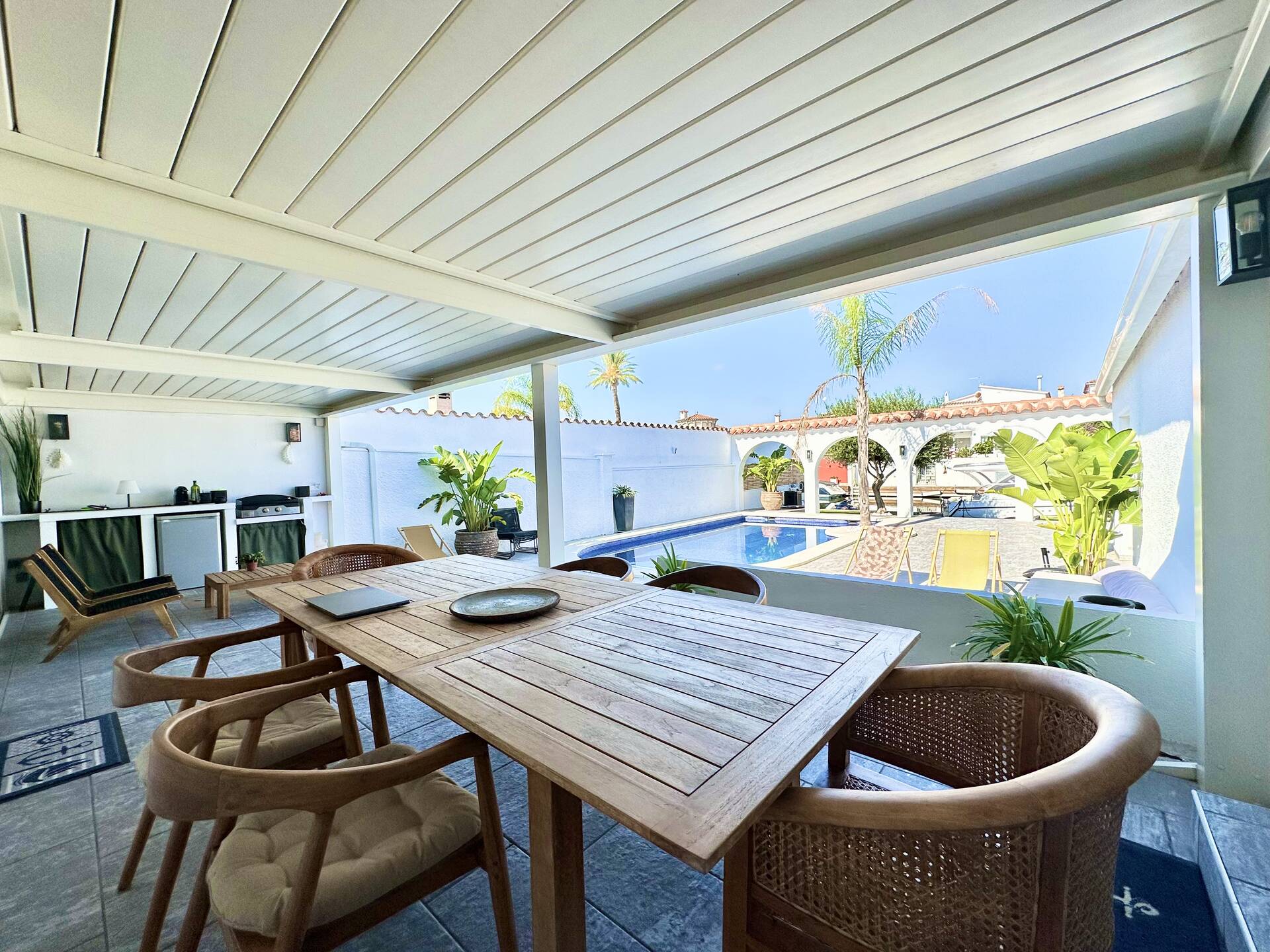 Magnificent villa on one level with pool and mooring for sale in Empuriabrava