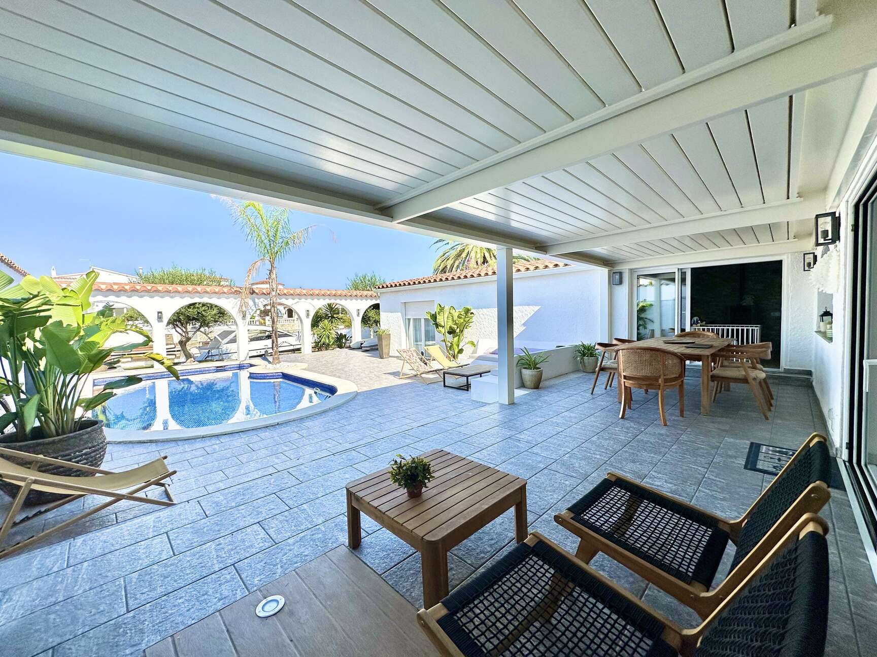 Magnificent villa on one level with pool and mooring for sale in Empuriabrava