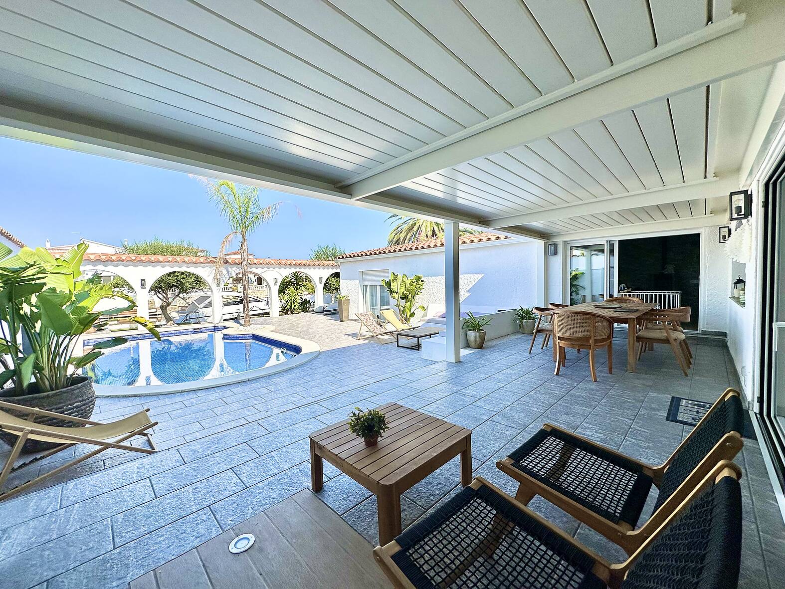 Magnificent villa on one level with pool and mooring for sale in Empuriabrava