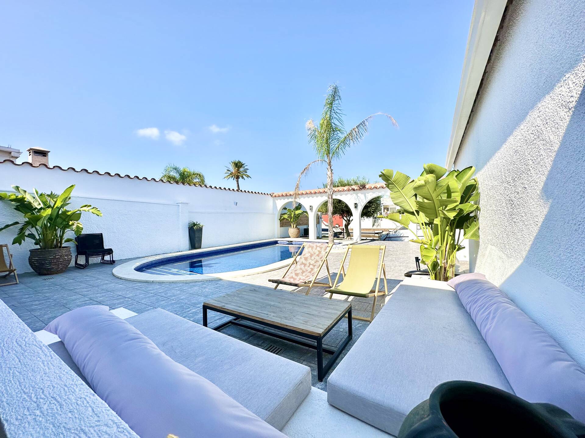 Magnificent villa on one level with pool and mooring for sale in Empuriabrava