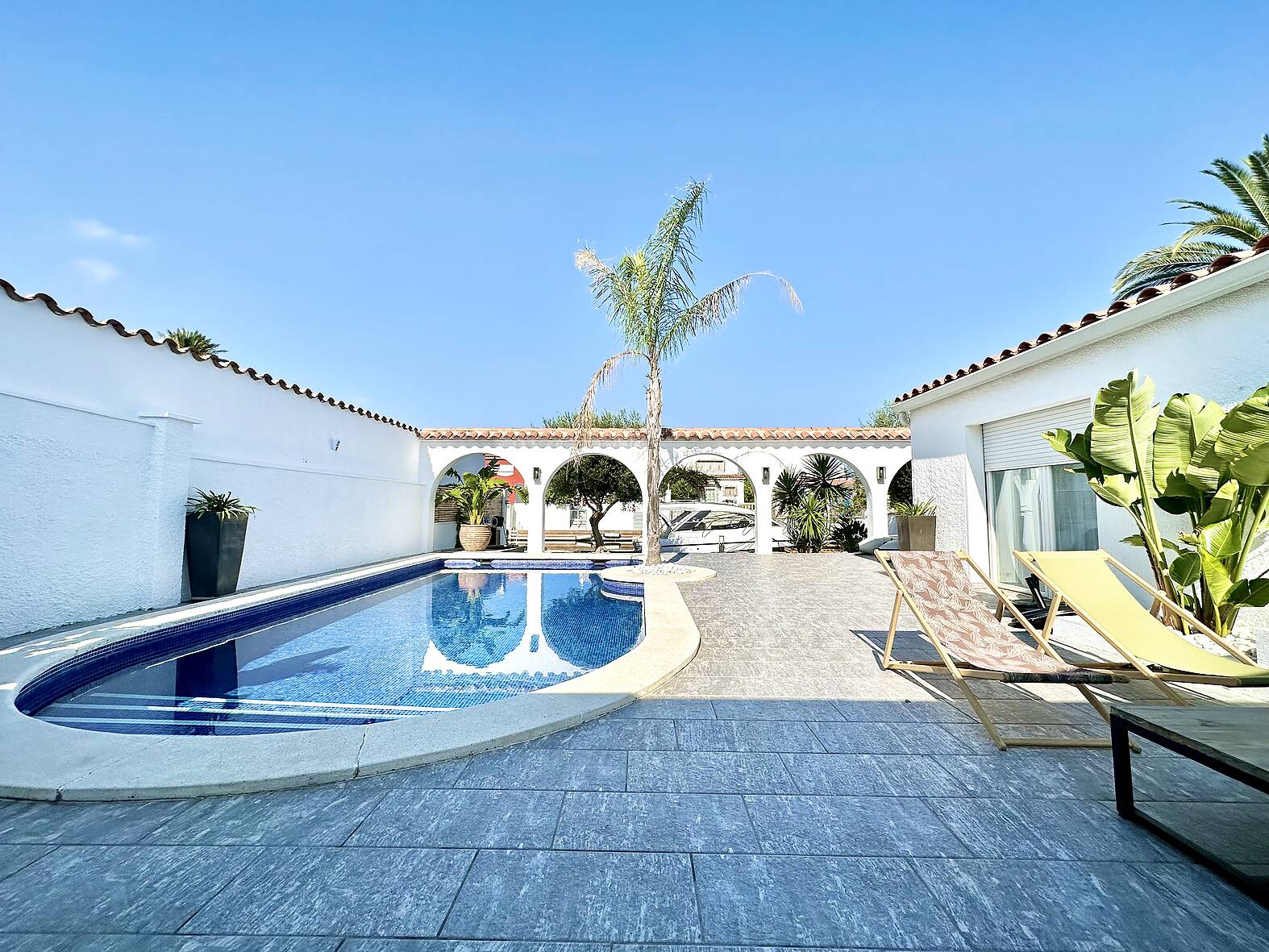 Magnificent villa on one level with pool and mooring for sale in Empuriabrava