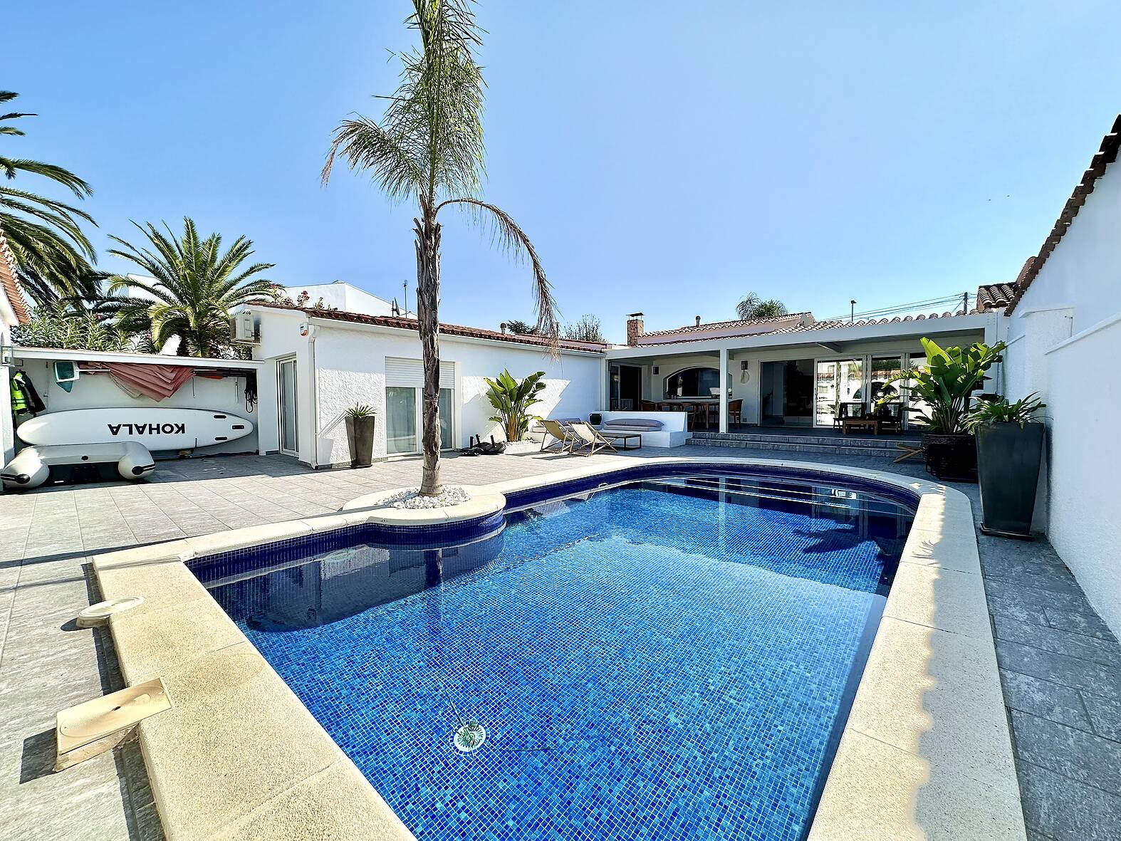 Magnificent villa on one level with pool and mooring for sale in Empuriabrava