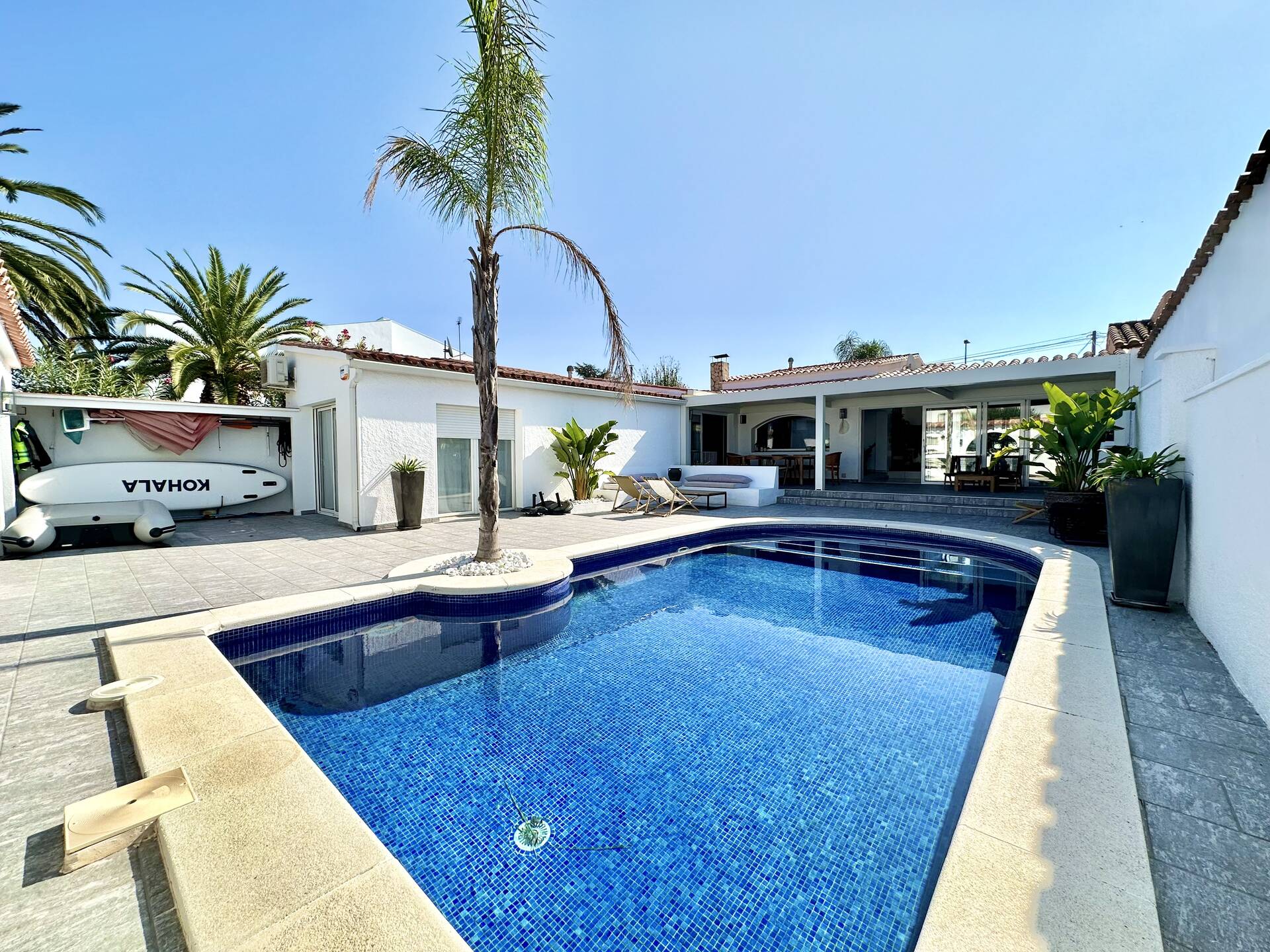 Magnificent villa on one level with pool and mooring for sale in Empuriabrava