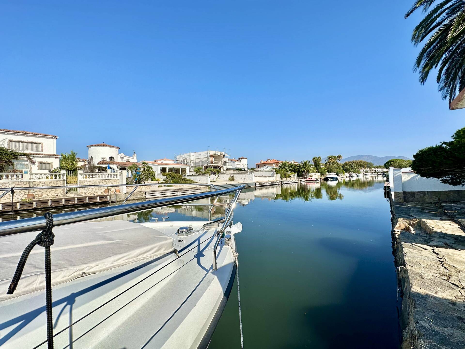 Magnificent villa on one level with pool and mooring for sale in Empuriabrava