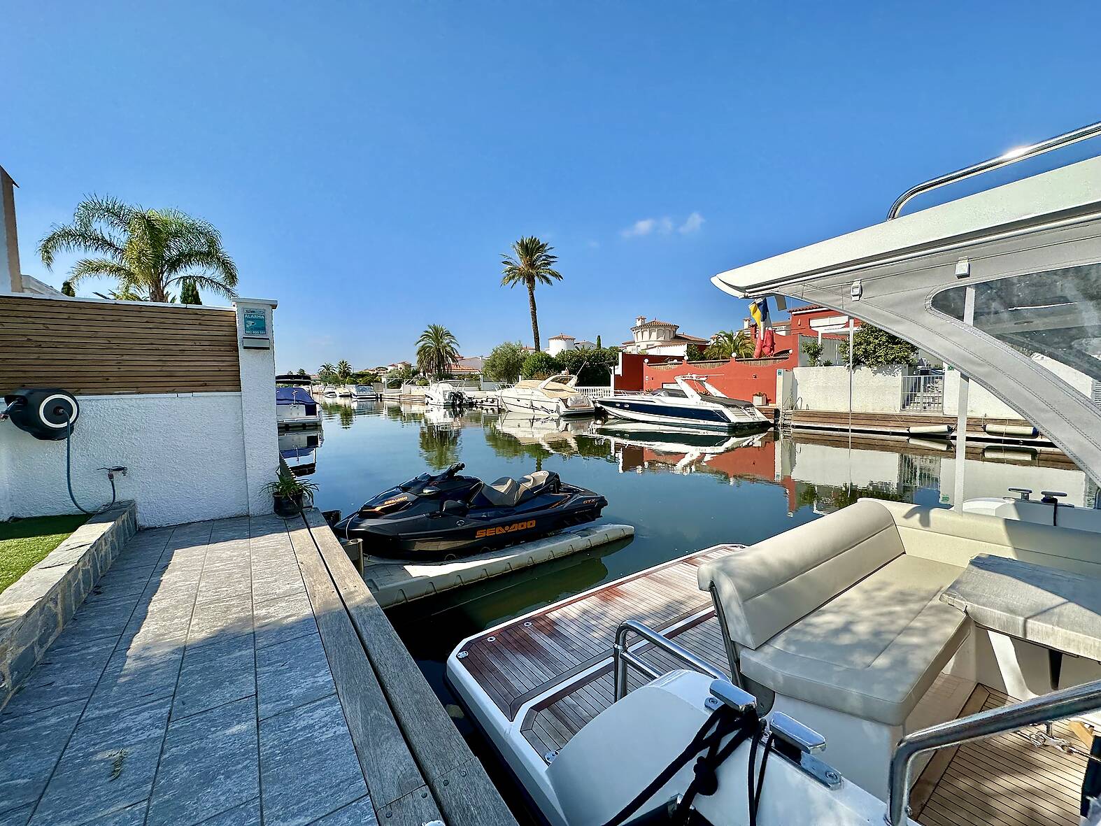 Magnificent villa on one level with pool and mooring for sale in Empuriabrava