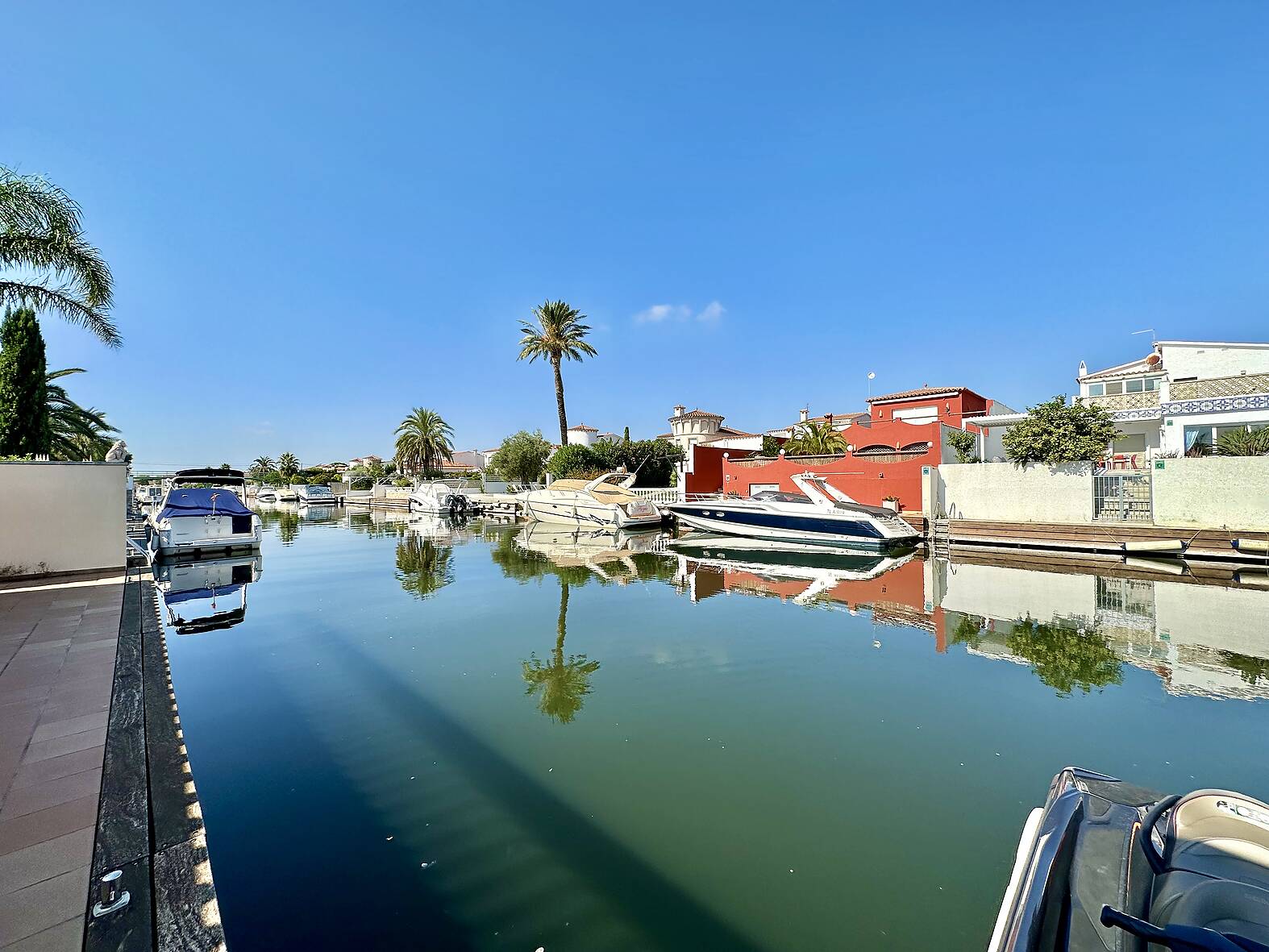 Magnificent villa on one level with pool and mooring for sale in Empuriabrava