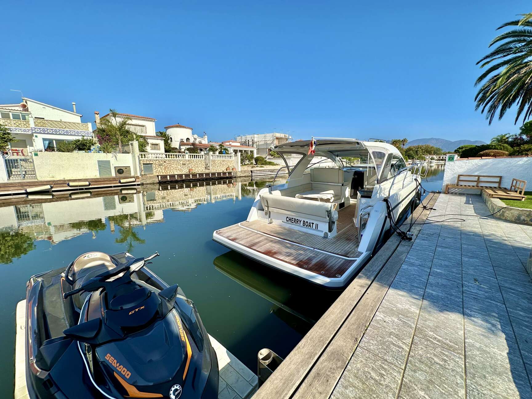 Magnífica casa d'una sola planta amb piscina i amarratge en venda a Empuriabrava