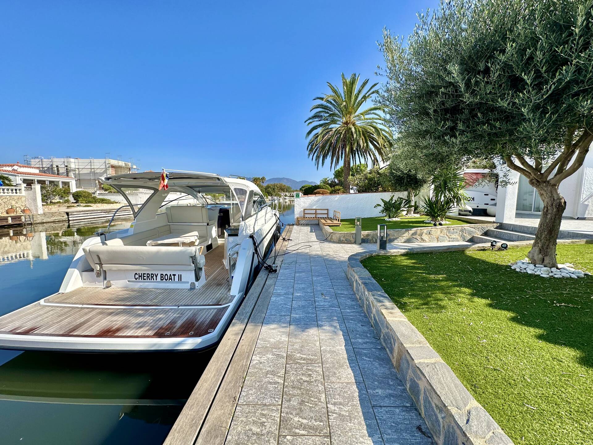 Magnífica casa d'una sola planta amb piscina i amarratge en venda a Empuriabrava