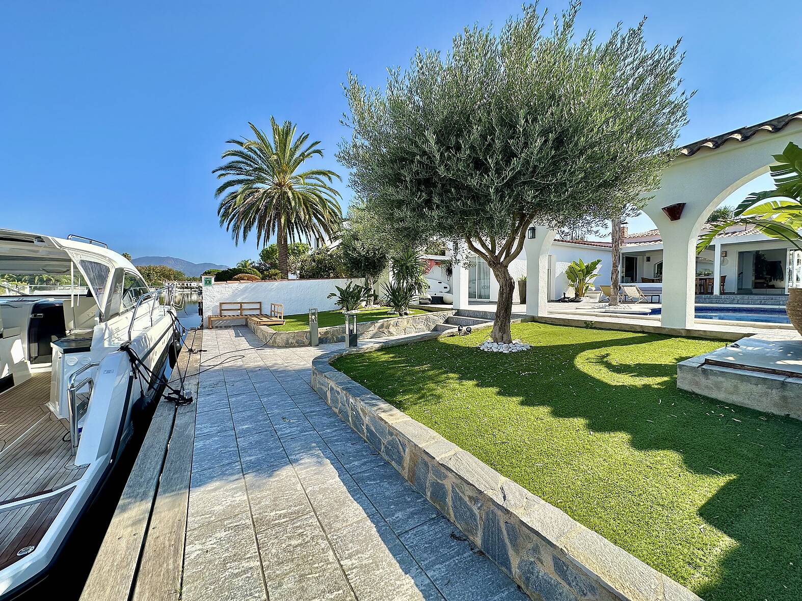 Magnificent villa on one level with pool and mooring for sale in Empuriabrava
