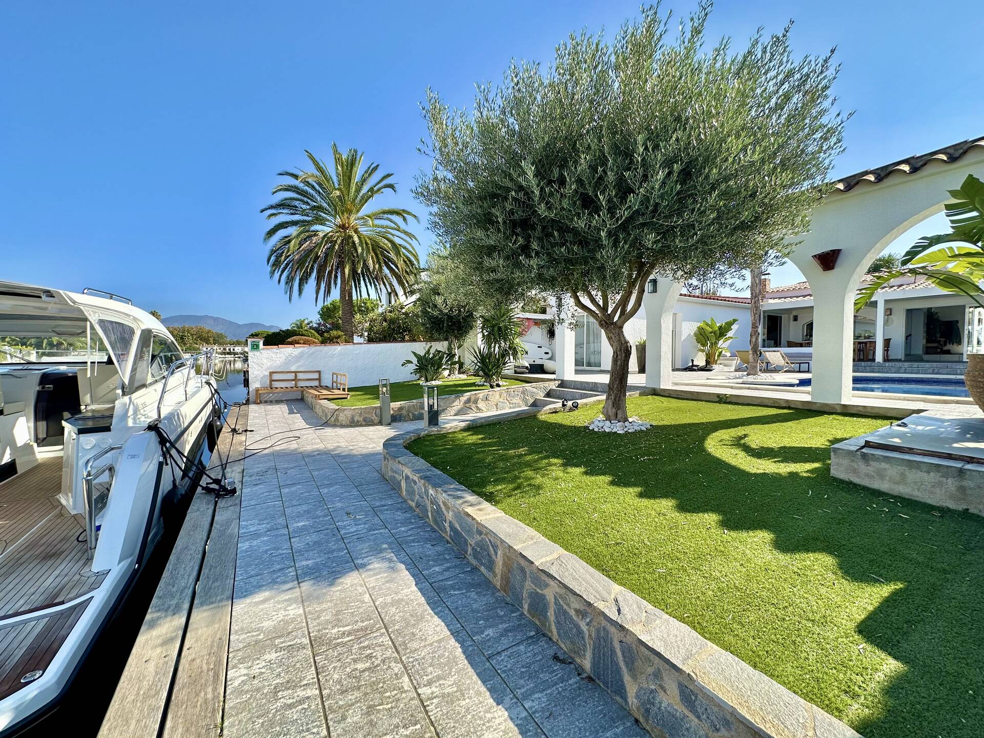 Magnificent villa on one level with pool and mooring for sale in Empuriabrava