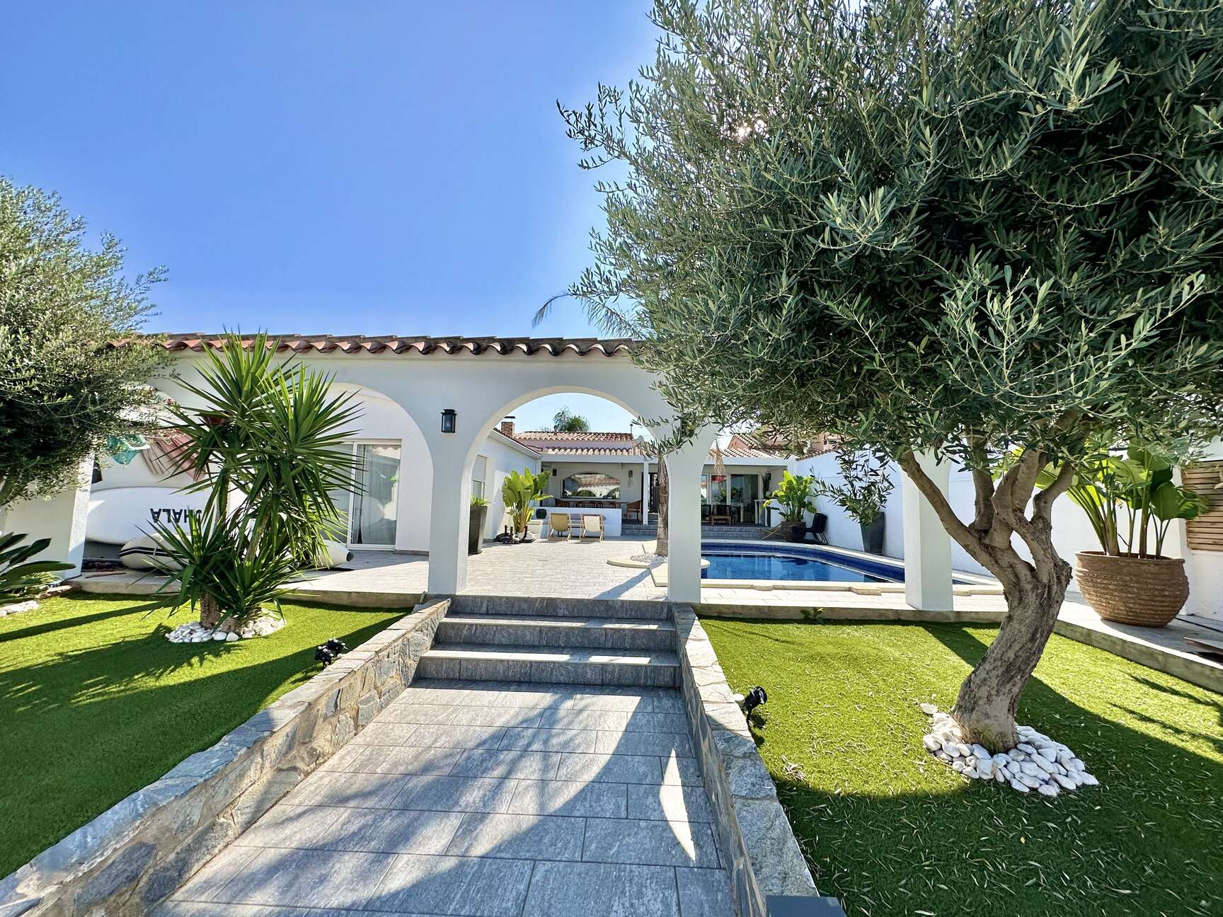 Magnificent villa on one level with pool and mooring for sale in Empuriabrava