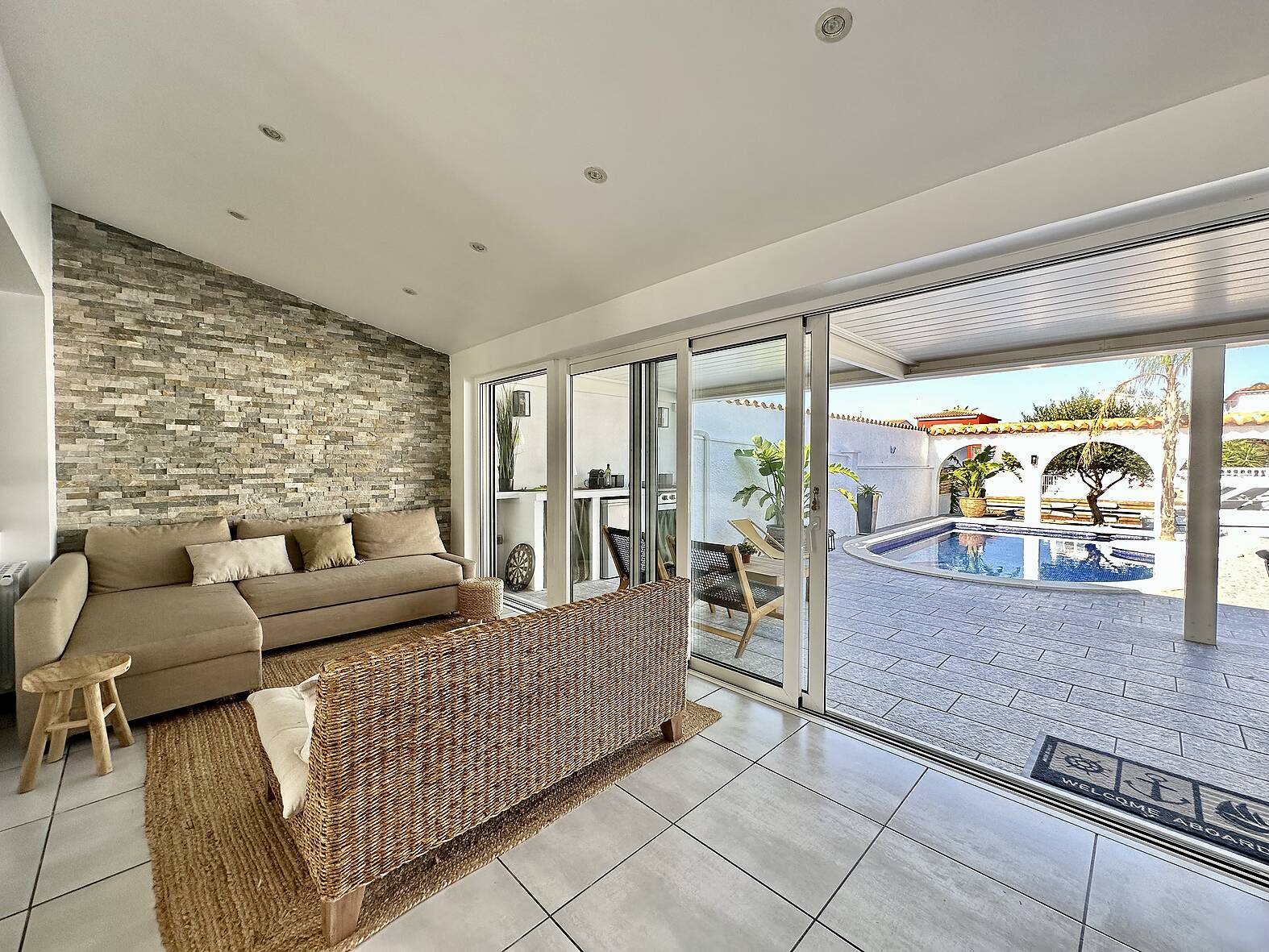 Magnificent villa on one level with pool and mooring for sale in Empuriabrava